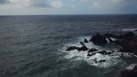 Drohnenaufnahme-Des-Ozeans-Von-Funchal-In-Madeira