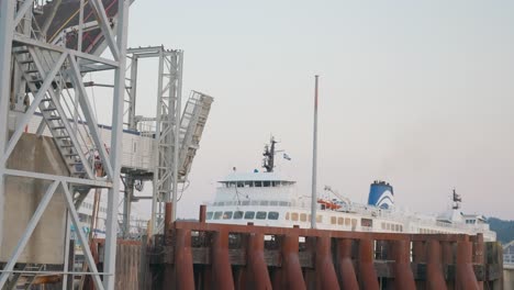 Ferry-Llegando-A-Una-Terminal