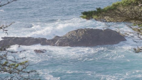 Panning-shot-of-waves-crashing-along-the-boulders-of-Big-Sur-California-Pacific-Ocean