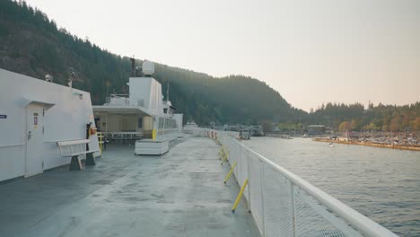 Ferry-Al-Amanecer-Tirando-Hacia-El-Puerto,-Bahía-De-Herradura,-Vancouver