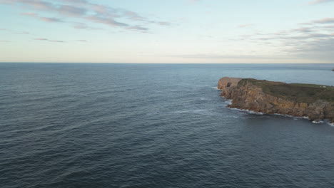 Luftdrohnenaufnahme-Der-Malerischen-Küsteninselhalbinsel-In-Kantabrien-Und-Der-Endlose-Blick-Auf-Den-Atlantik-Bei-Sonnenuntergang