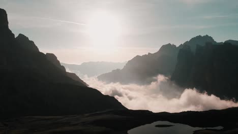 Sonnenaufgangsclip-über-Den-Wolken-In-Den-Dolomiten,-Italien