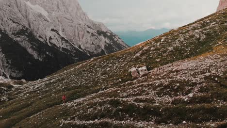 Eine-Person,-Die-Einen-Berg-In-Den-Italienischen-Dolomiten-Wandert