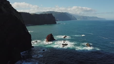 Drohnenschuss-über-Den-Wellen-Von-Madeira