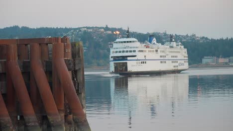 Ferry-Tirando-Hacia-El-Puerto-De-Nanaimo,-Isla-De-Vancouver