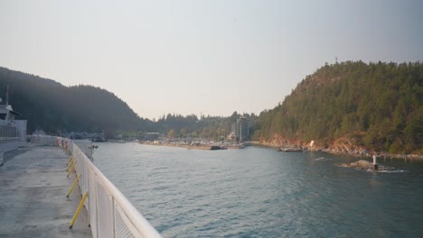 Ferry-A-Cámara-Lenta-Tirando-Hacia-La-Terminal,-Horseshoe-Bay,-Vancouver