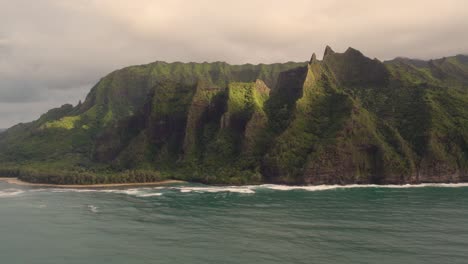 Espectacular-Vista-Aérea-De-La-Costa-De-Napali,-Un-Lugar-Increíble-Para-Visitar-En-La-Isla-De-Kauai-Hawaii