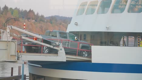 Vehículos-Que-Conducen-A-Un-Ferry