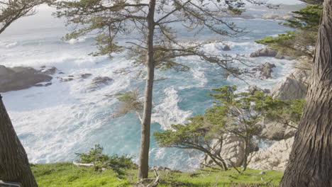 mountainside-view-of-Pacific-ocean-with-calming-waves-at-a-Big-Sur-California-beach