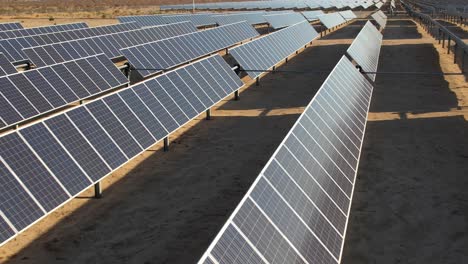 Vuelo-Aéreo-Sobre-Filas-De-Paneles-Fotovoltaicos-En-La-Planta-Solar-En-El-Desierto-De-Mojave
