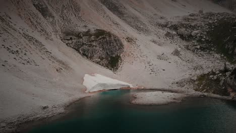 Vista-Panorámica-Del-Derretimiento-De-Los-Glaciares-En-Un-Lago-En-Los-Dolomitas-Italianos