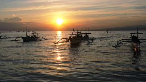 Antenne-Der-Schönen-Silhouette-Indonesischer-Jukung-Boote-Auf-Delfintour-Mit-Touristen-Bei-Sonnenaufgang-In-Lovina-Bali-Indonesien