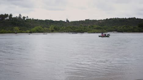 Caraiva-Flussboot-Fischmenschenfluss-Bahia-Brasilien-Porto-Seguro
