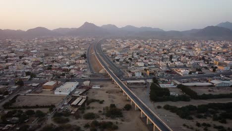 Hochgeschwindigkeitsstrecke,-Die-Eine-Lange-Kleine-Stadt-Außerhalb-Von-Jeddah-City-Bis-Nach-Mekka-City-Durchquert