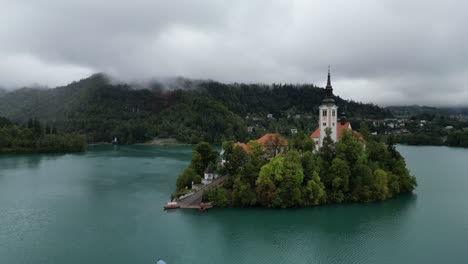 Bleder-See-Slowenien-Panning-Drone-Luftaufnahme