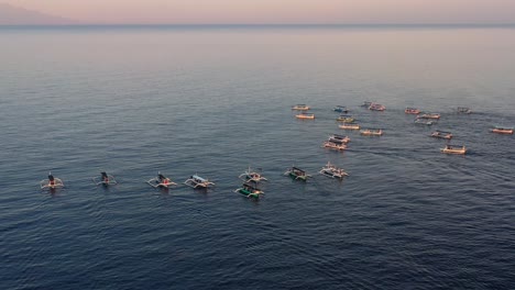 Luftbild-Des-Massentourismus-Mit-Vielen-Touristenbooten,-Die-Auf-Sonnenaufgangstour-In-Lovina-Bali-Indonesien-Kreuzen