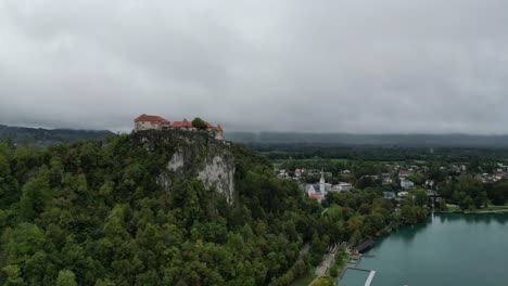 Burg-Bled-Slowenien-Aufsteigende-Drohne-Luftaufnahme