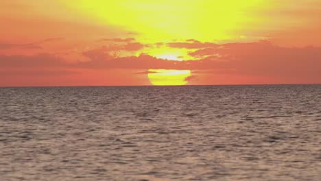 Zeitraffer-Des-Riesigen-Sonnenuntergangs-über-Dem-Meer