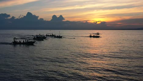 Luftbild-Des-Massentourismus-Mit-Touristenbooten,-Die-Delfine-In-Tropischen-Gewässern-Von-Lovina-Bali-Indonesien-Bei-Sonnenaufgang-Jagen