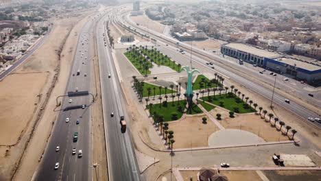Palmenpark-über-Der-Autobahn-Nach-Mekka-Stadt-Von-Der-Küste-Jeddahs