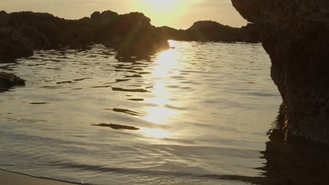 Goldene-Stundensonne,-Die-Auf-Kräuseln-Des-Mittelmeers-In-Zypern-Reflektiert