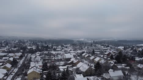 Szenna-Stadt-Mit-Schnee-An-Einem-Frühen-Nebligen-Morgen