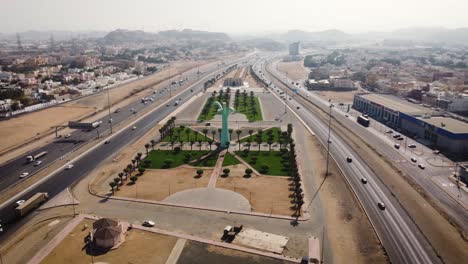 Palmenpark-über-Der-Autobahn-Nach-Mekka-Stadt-Von-Der-Küste-Jeddahs