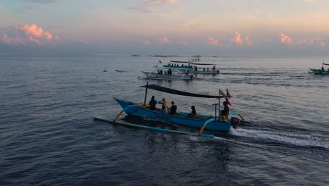 Antenne-Von-Touristen-Auf-Indonesischen-Jukung-Booten,-Die-Bei-Sonnenaufgang-In-Lovina-Bali,-Indonesien,-Nach-Delfinen-Suchen