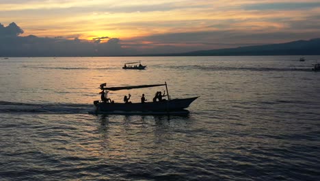 Luftparallele-Von-Touristenbooten,-Die-Bei-Sonnenaufgang-In-Lovina-Bali,-Indonesien,-Schnell-Auf-Delfine-Zusteuern