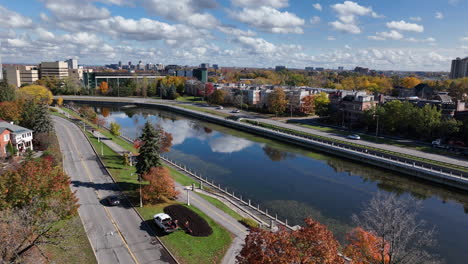 Verkehr-Entlang-Ottawa-Rideau-Canal-Herbstfarben