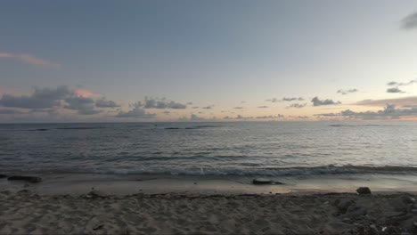 Aufnahme-Eines-Schönen-Sonnenuntergangs-An-Einem-Sandstrand-Einer-Tropischen-Insel