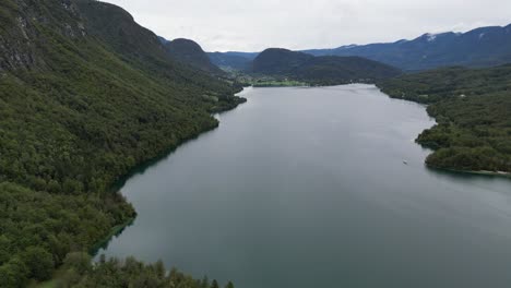 Bohinjer-See-Slowenien-Hohe-Drohne-Luftaufnahme