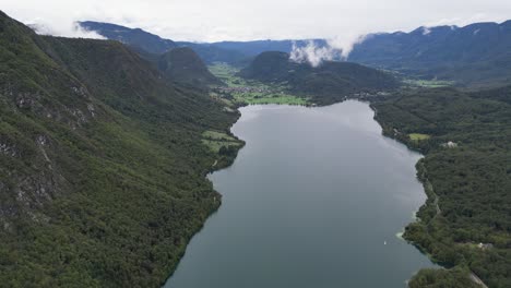 Lake-Bohinj-Slowenien-Drohne-Luftaufnahme-4k