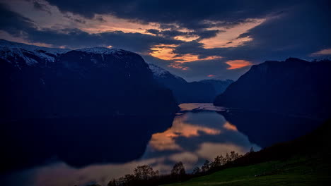Sonnenuntergang-Im-Zeitraffer-Der-Landschaft-Am-Aurlandsfjord-In-Norwegen