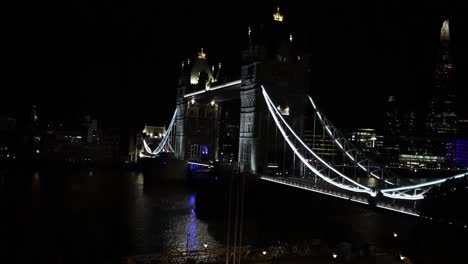 El-Infame-Puente-De-La-Torre-Y-El-Fragmento-Iluminado-Con-Luces-Brillantes-En-El-Monumento-Icónico-De-La-Noche,-Paisaje-Urbano-Nocturno-Famoso-Punto-De-Referencia-De-Londres