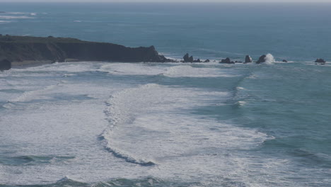 Erhöhter-Blick-Auf-Die-Wellen,-Die-Im-Pazifischen-Ozean-In-Big-Sur-California-Ans-Ufer-Rollen