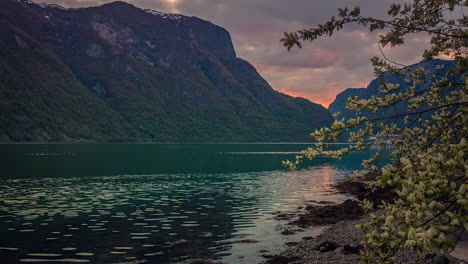 Schöne-Naturlandschaft-Von-Bergen-Und-See-In-Aurland,-Norwegen