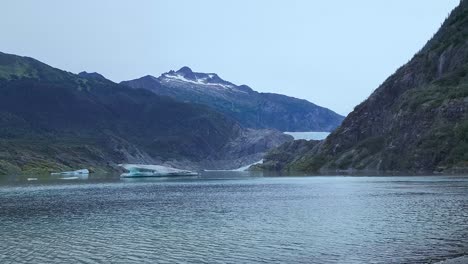 Glaciar-Mendenhall-En-Juneau-Alaska-Visto-Desde-Cerca-De-Nugget-Falls