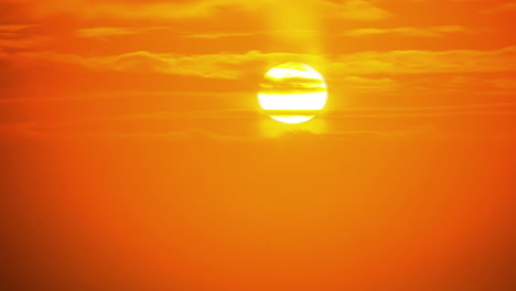 Dramatischer-Sonnenaufgang-Am-Gelben-Himmel-Durch-Orangefarbene-Wolken-Im-Zeitraffer-Im-Morgengrauen