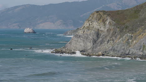 Meerblick-Auf-Die-Von-Klippen-Gesäumte-Küste-Mit-Brechenden-Wellen-Entlang-Der-Kalifornischen-Küste-Von-Big-Sur-California