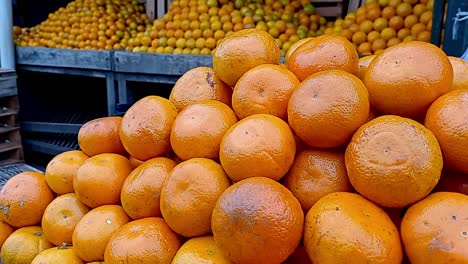 Primer-Plano-De-Deliciosas-Frutas-Frescas-De-Naranja-Exhibidas-En-Montones-En-El-Mercado-Local,-Paraguay