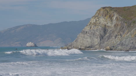 Blick-Auf-Den-Strand-Von-Wellen-Entlang-Der-Klippe-Von-Big-Sur-California-Beach