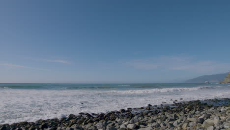 Schwenk-über-Felsigen-Strand-Und-Rollende-Wellen-Durch-Den-Pazifischen-Ozean-In-Big-Sur,-Kalifornien