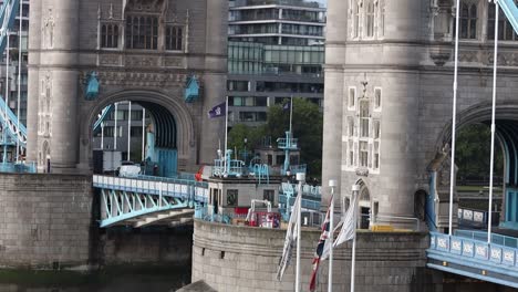 Zeitlupe-Des-Dichten-Verkehrs,-Der-Die-Berühmte-Historische-London-Tower-Bridge-Am-Frühen-Morgen-Einer-Hellen-Tag-Zoom-Out-Aufnahme-überquert