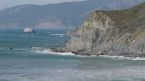 Blick-Auf-Strandebene-Auf-Die-Wellen,-Die-Entlang-Der-Von-Felsbrocken-Gesäumten-Küste-Von-Big-Sur-In-Südkalifornien-Brechen