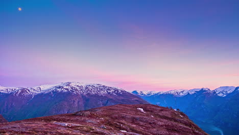 Schöne-Schneebedeckte-Berge-Bei-Sonnenuntergang-In-Aurland,-Norwegen