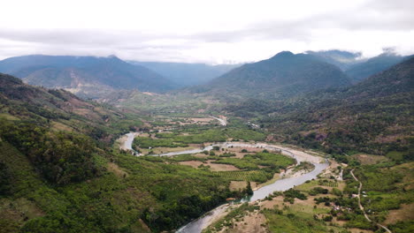 Phuoc-Binh-Vietnam-Gran-Río-Corriente-De-Agua-Que-Pasa-A-Través-De-Un-Increíble-Y-Pintoresco-Valle-Verde-No-Contaminado-En-El-Campo