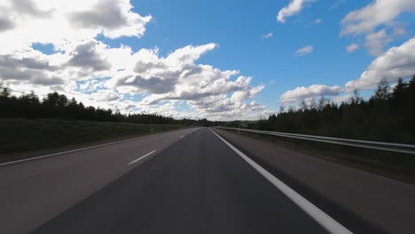 Hyperlapse-Pov:-Fahrzeugverkehr-Auf-Der-Autobahn-Auf-Dem-Land