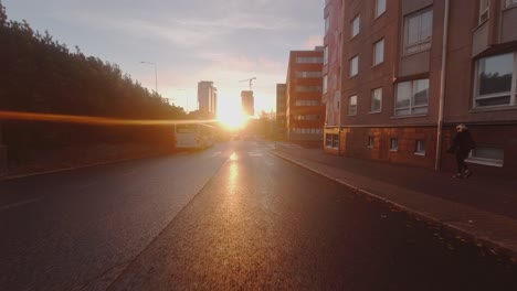 Fahrt-Pov:-Goldene-Stunde-Morgens-Stadt-Pendeln-Direkt-In-Den-Sonnenaufgang