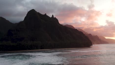 Dramatische-Luftaufnahmen-Des-Rosafarbenen-Sonnenuntergangs-Im-Berühmten-Haena-Park-Und-Des-Kalalau-Trail-An-Der-Küste-Von-Napali